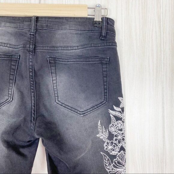 Romeo + Juliet | Black Frayed Hem Embroidered Skinny Jeggings Size Small - Picture 5 of 7
